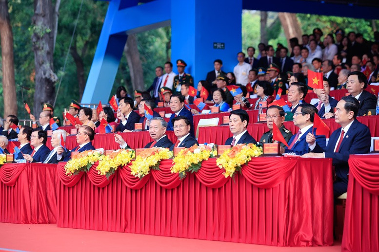 Tổng Bí thư Tô Lâm và các đồng chí Lãnh đạo, nguyên Lãnh đạo Đảng, Nhà nước cùng các vị khách quốc tế và đại biểu dự buổi lễ