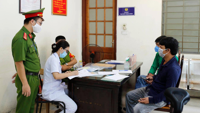 Công an phường Hàng Trống (Hoàn Kiếm, Hà Nội) lập biên bản xử phạt người dân không đeo khẩu trang nơi công cộng. Ảnh: LAM THANH Công an phường Hàng Trống (Hoàn Kiếm, Hà Nội) lập biên bản xử phạt người dân không đeo khẩu trang nơi công cộng. Ảnh: LAM THANH