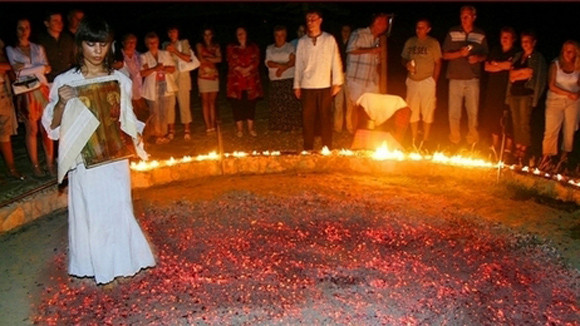 Đi trên than nóng 1000 độ C không bị bỏng ảnh 2