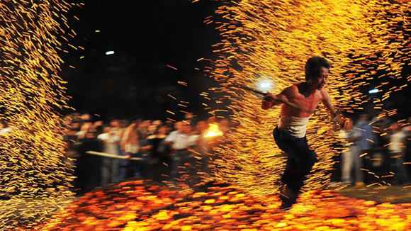 Đi trên than nóng 1000 độ C không bị bỏng ảnh 1