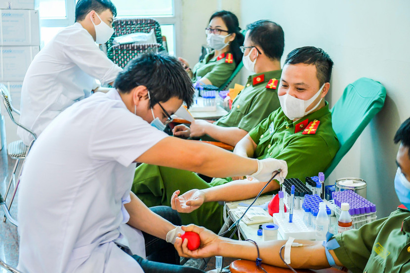 Nhiều phong trào tình nguyện được đông đảo các chiến sĩ hưởng ứng Nhiều phong trào tình nguyện được đông đảo các chiến sĩ hưởng ứng