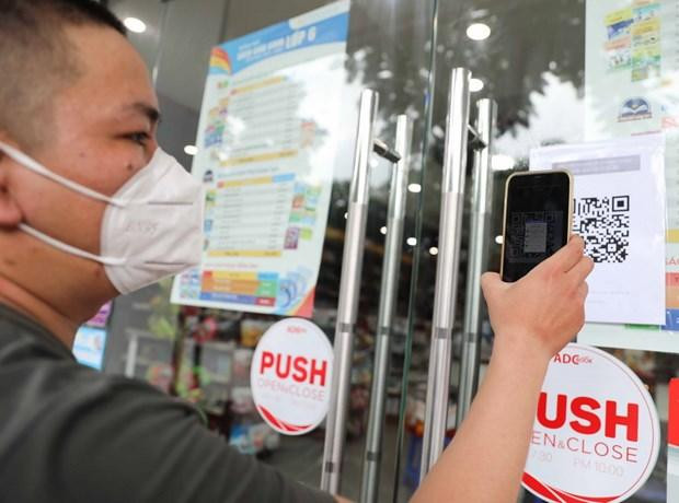 Khách hàng quét QR Code khi đến mua đồ tại Hà Nội Khách hàng quét QR Code khi đến mua đồ tại Hà Nội