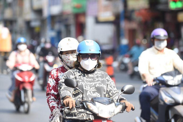 Người dân đã quen với việc đeo khẩu trang khi ra đường Người dân đã quen với việc đeo khẩu trang khi ra đường