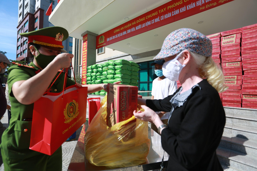 Những phần quà ý nghĩa được chiến sĩ CATP Hà Nội trao tận tay người dân có hoàn cảnh khó khăn trong mùa dịch Những phần quà ý nghĩa được chiến sĩ CATP Hà Nội trao tận tay người dân có hoàn cảnh khó khăn trong mùa dịch