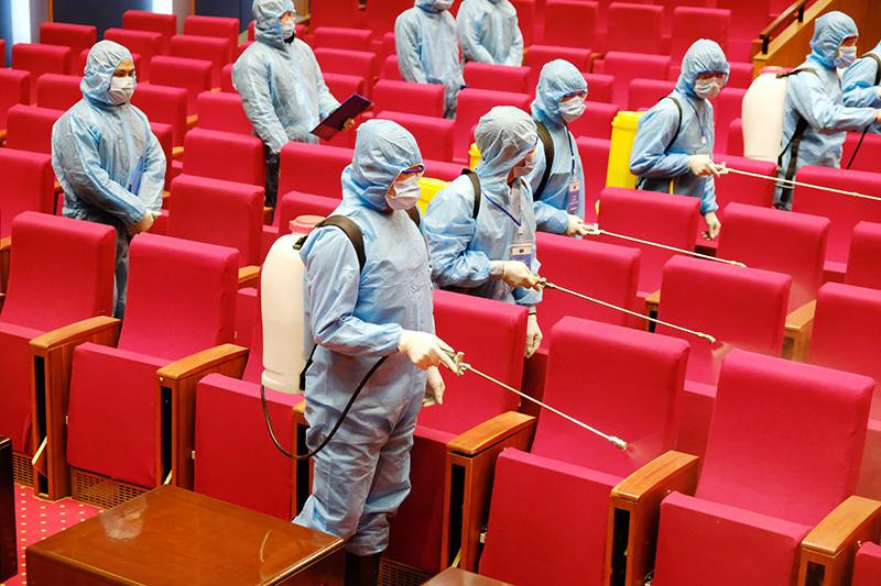 Diễn tập phun khử khuẩn bên trong hội trường phục vụ Đại hội