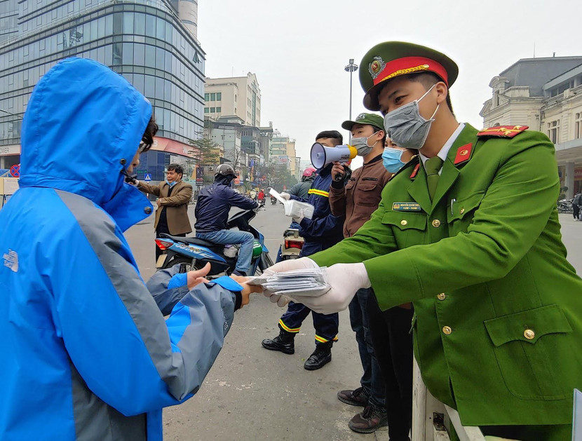 Đoàn viên Báo An ninh Thủ đô, Nhóm Hoa Cúc Xanh cùng thanh niên CATP phát khẩu trang miễn phí tặng người dân ở Hà Nội, tháng 2-2020