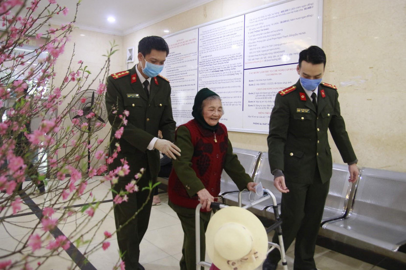 Đoàn viên Báo An ninh Thủ đô, Nhóm Hoa Cúc Xanh cùng thanh niên CATP phát khẩu trang miễn phí tặng người dân ở Hà Nội, tháng 2-2020