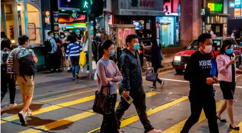 Người dân Hong Kong (Trung Quốc) đeo khẩu trang phòng ngừa Covid-19 Người dân Hong Kong (Trung Quốc) đeo khẩu trang phòng ngừa Covid-19