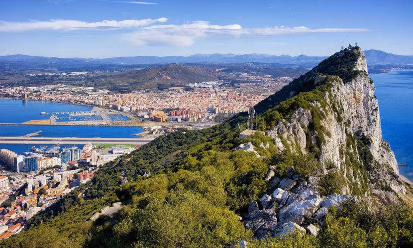 Một góc Gibraltar, vùng lãnh thổ của Anh giáp với Tây Ban Nha Một góc Gibraltar, vùng lãnh thổ của Anh giáp với Tây Ban Nha