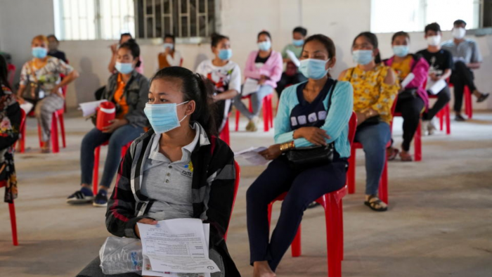 Công nhân chờ tiêm vaccine ngừa Covid-19 tại một khu công nghiệp ở Thủ đô Phnom Penh Công nhân chờ tiêm vaccine ngừa Covid-19 tại một khu công nghiệp ở Thủ đô Phnom Penh
