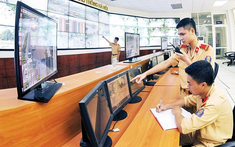 Thông qua hệ thống camera giám sát Phòng Cảnh sát giao thông Công an thành phố Hà Nội phát hiện, phạt “nguội” nhiều trường hợp vi phạm giao thông