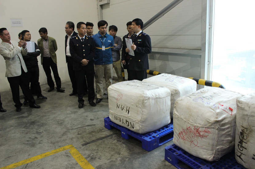 Lực lượng chức năng và CATP Hà Nội phát hiện ma túy giấu bên trong các bọc hàng gửi qua đường chuyển phát nhanh