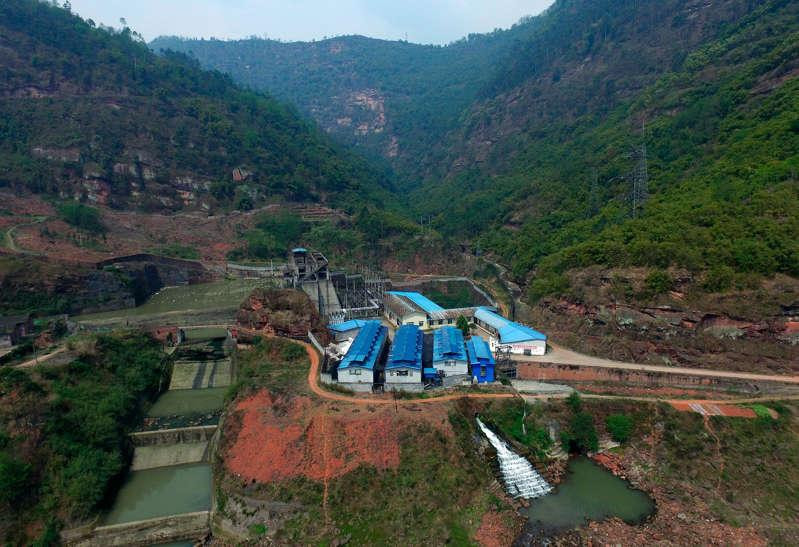 Một cơ sở “đào” bitcoin được dựng lên ngay cạnh trạm thủy điện ở khu tự trị Mabian Yi, tỉnh Tứ Xuyên, Trung Quốc thời điểm tháng 4-2017 Một cơ sở “đào” bitcoin được dựng lên ngay cạnh trạm thủy điện ở khu tự trị Mabian Yi, tỉnh Tứ Xuyên, Trung Quốc thời điểm tháng 4-2017