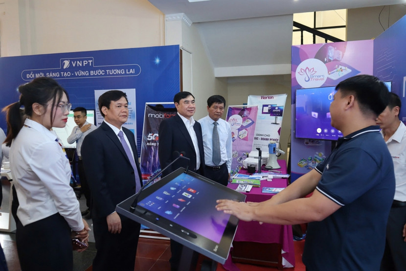 Lãnh đạo UBND tỉnh Điện Biên và Sở Khoa học và Công nghệ tham gia ngày hội