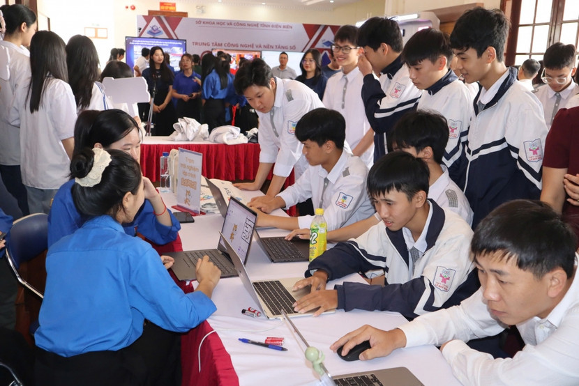 Học sinh thích thú trải nghiệm lập trình công nghệ AI