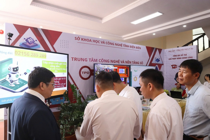 Các đại biểu tham quan các gian trưng bày về công nghệ tại sự kiện