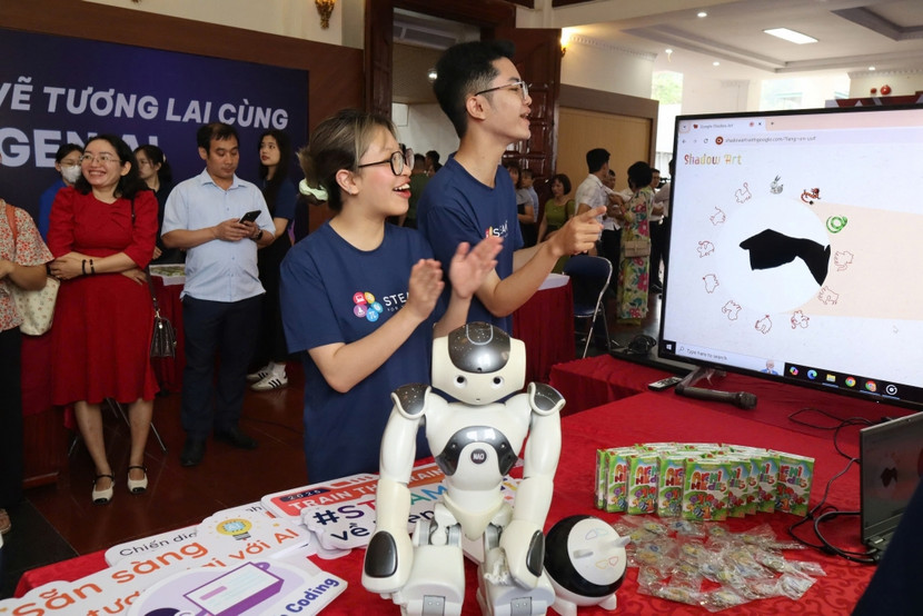 Bạn trẻ hào hứng tham gia các hoạt động về giải đấu giao hữu Robotics với chủ đề “Chiến dịch 715”