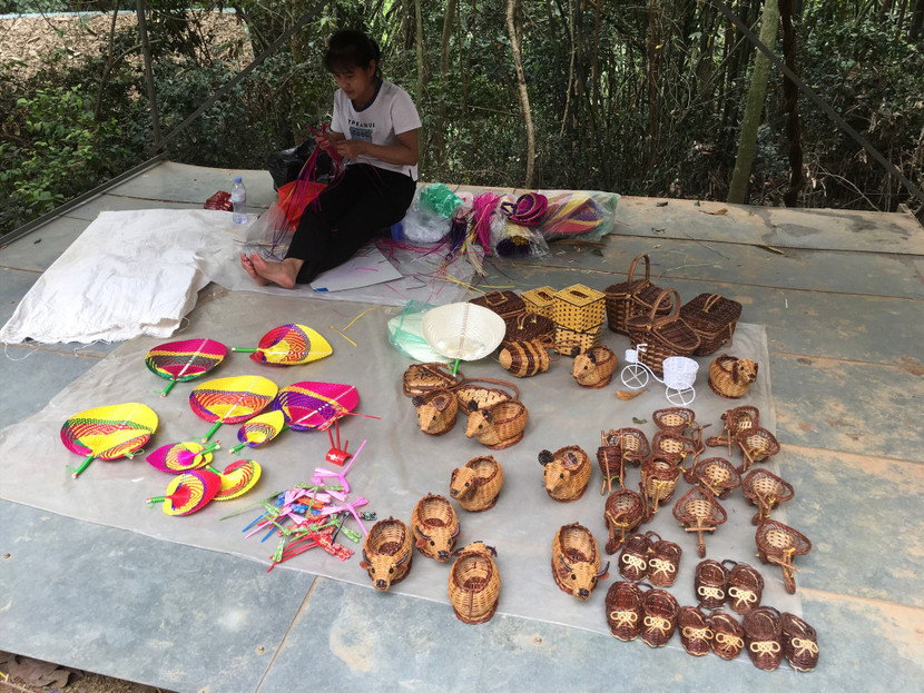 Nhiều loại đồ chơi truyền thống được bày bán tại đây.