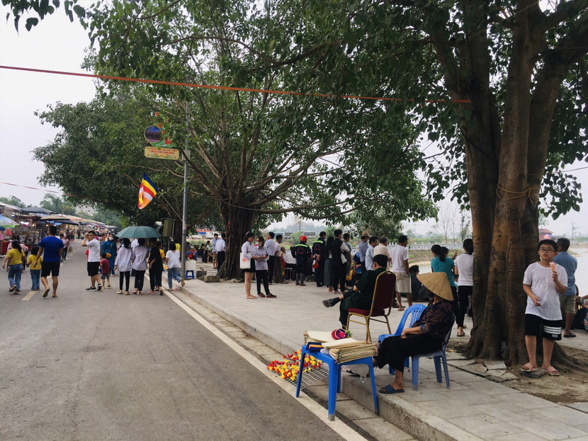 Người dân trên địa bàn huyện Thạch Thất và các du khách thập phương tới đây trẩy hội chùa Tây Phương.