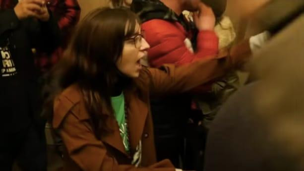 Riley June Williams xuất hiện trong đoạn clip về vụ bạo loạn tại tòa nhà Quốc hội Mỹ hôm 6-1