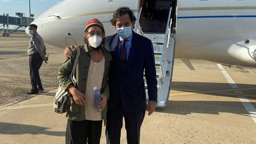 Nhà báo Mỹ Danny Fenster (trái) được nhà cựu ngoại giao Bill Richardson trực tiếp đón về nước