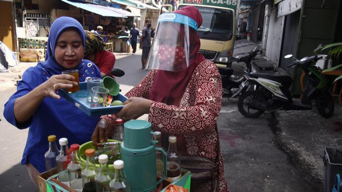 Nhiều người Indonesia vẫn uống thảo dược để tăng cường hệ miễn dịch