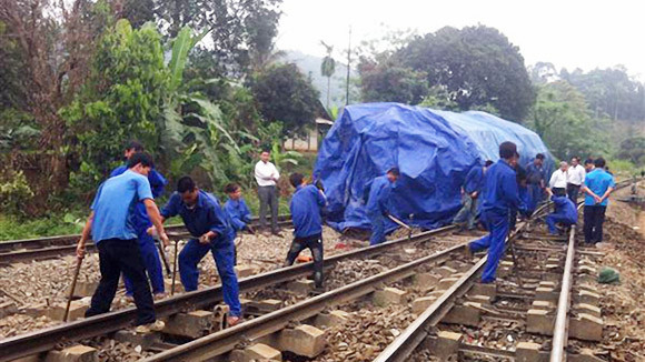 Tàu hàng trật bánh ở Lào Cai ảnh 1