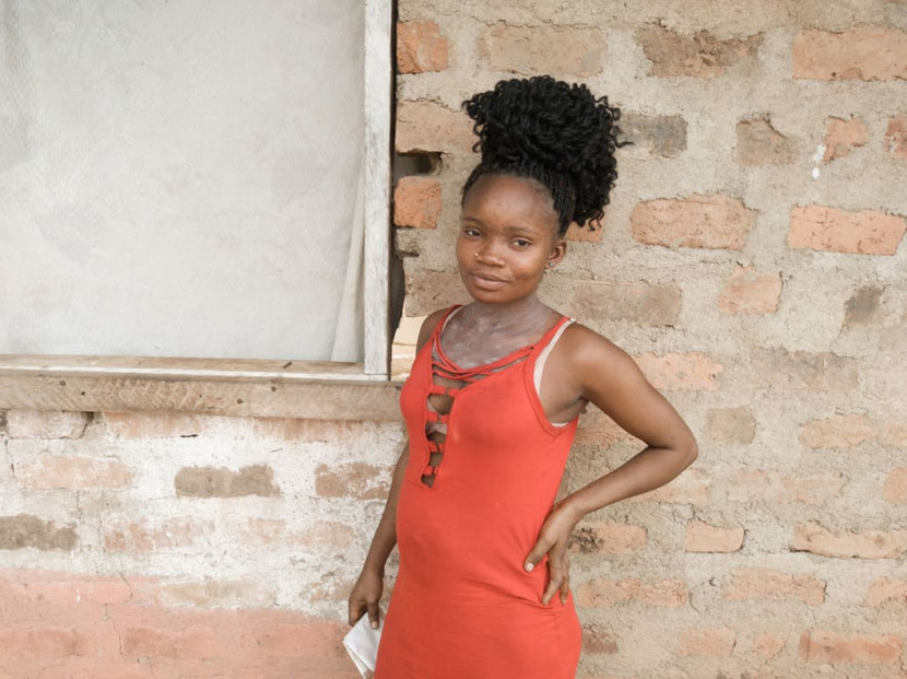 Claudia Amikwa, 20 tuổi, cầm mảnh giấy có thông tin về cậu con trai bị bắt cóc Claudia Amikwa, 20 tuổi, cầm mảnh giấy có thông tin về cậu con trai bị bắt cóc