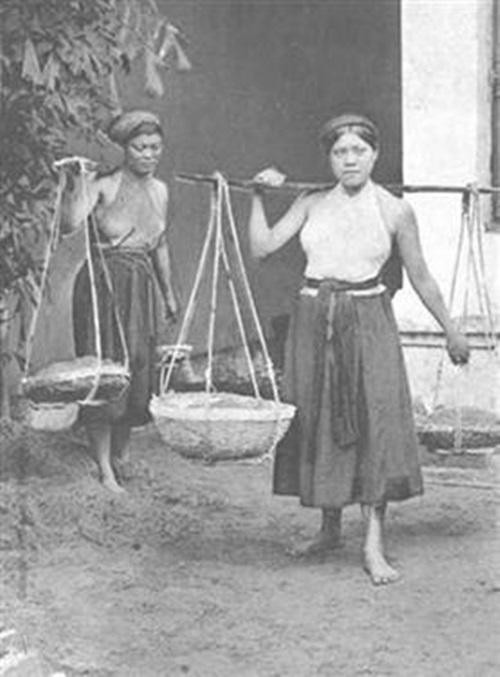 Chiếc áo yếm tôn lên vẻ mộc mạc nhưng không kém phần quyến rũ của người phụ nữ xưa Chiếc áo yếm tôn lên vẻ mộc mạc nhưng không kém phần quyến rũ của người phụ nữ xưa