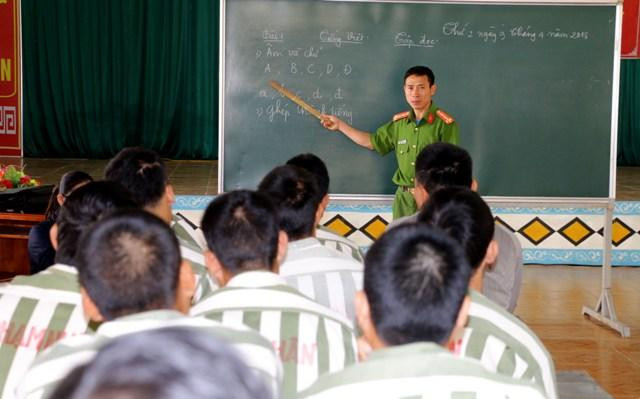 Dạy chữ giúp phạm nhân hiểu biết pháp luật