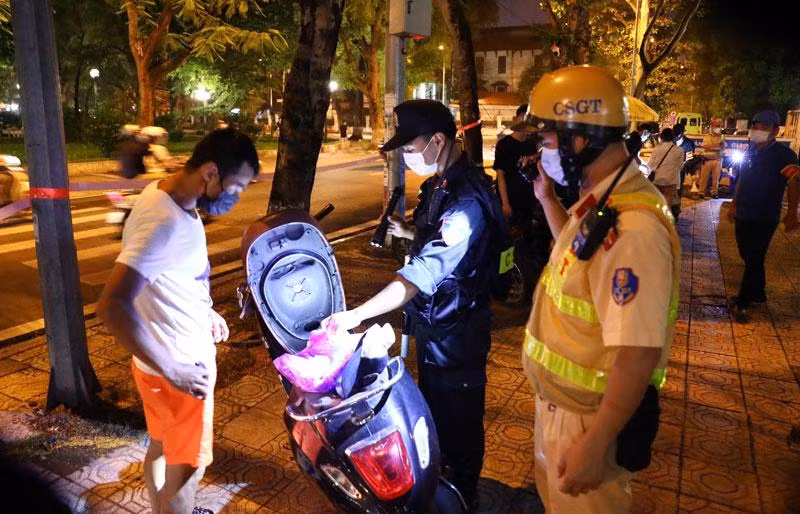 Kiểm tra hành chínhnhằm bảo đảm an ninh trật tự và an toàn giao thông trên địa bàn thành phố