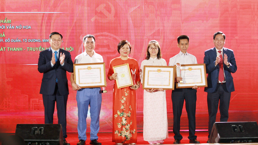 Bí thư Thành ủy Hà Nội Vương Đình Huệ (ngoài cùng bên trái) và Chủ tịch Hội Nhà báo Việt Nam Thuận Hữu (ngoài cùng bên phải) trao thưởng cho các tác giả đoạt giải A Giải báo chí về Xây dựng Đảng và hệ thống chính trị của thành phố Hà Nội năm 2020 Bí thư Thành ủy Hà Nội Vương Đình Huệ (ngoài cùng bên trái) và Chủ tịch Hội Nhà báo Việt Nam Thuận Hữu (ngoài cùng bên phải) trao thưởng cho các tác giả đoạt giải A Giải báo chí về Xây dựng Đảng và hệ thống chính trị của thành phố Hà Nội năm 2020