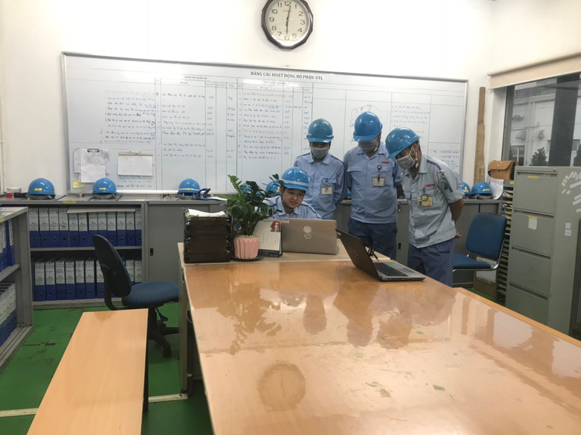 Những sáng tạo, cải tiến kỹ thuật của anh Tiến (người ngồi) được nhiều đồng nghiệp khâm phục