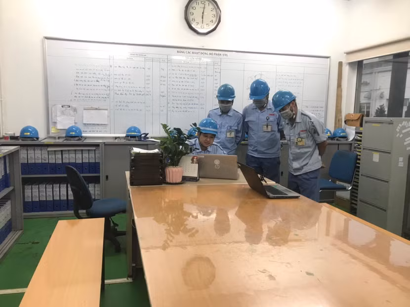 Những sáng tạo, cải tiến kỹ thuật của anh Tiến (người ngồi) được nhiều đồng nghiệp khâm phục