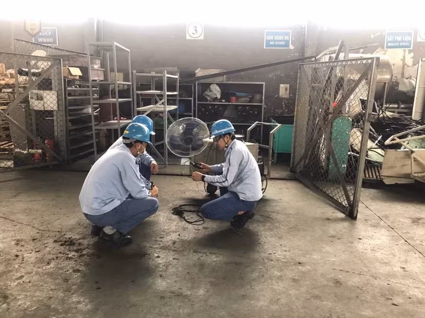 Anh Đoàn Văn Tiến (bên phải) chia sẻ với đồng nghiệp về thiết bị Anh Đoàn Văn Tiến (bên phải) chia sẻ với đồng nghiệp về thiết bị