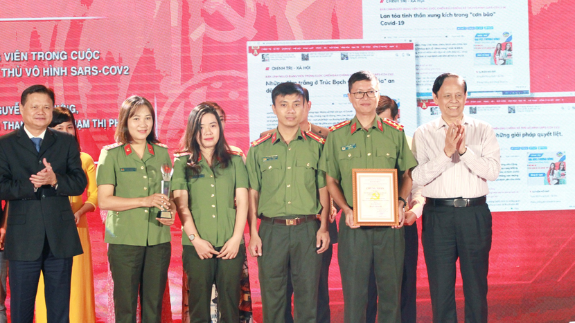 Nhóm tác giải Báo An ninh Thủ đô nhận giải B Giải báo chí về Xây dựng Đảng và hệ thống chính trị của thành phố Hà Nội năm 2020 Nhóm tác giải Báo An ninh Thủ đô nhận giải B Giải báo chí về Xây dựng Đảng và hệ thống chính trị của thành phố Hà Nội năm 2020