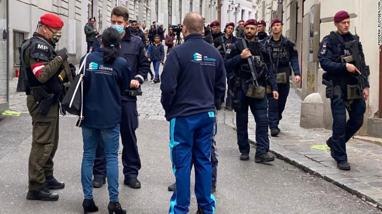 Cảnh sát và binh sĩ được tăng cường tuần tra tại trung tâm Thủ đô Vienna hôm 4-11