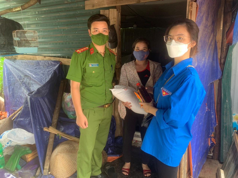 Đại úy Bùi Minh Đại, Bí thư Đoàn thanh niên CAP Mễ Trì tặng quà một người có hoàn cảnh khó khăn trong những ngày giãn cách xã hội