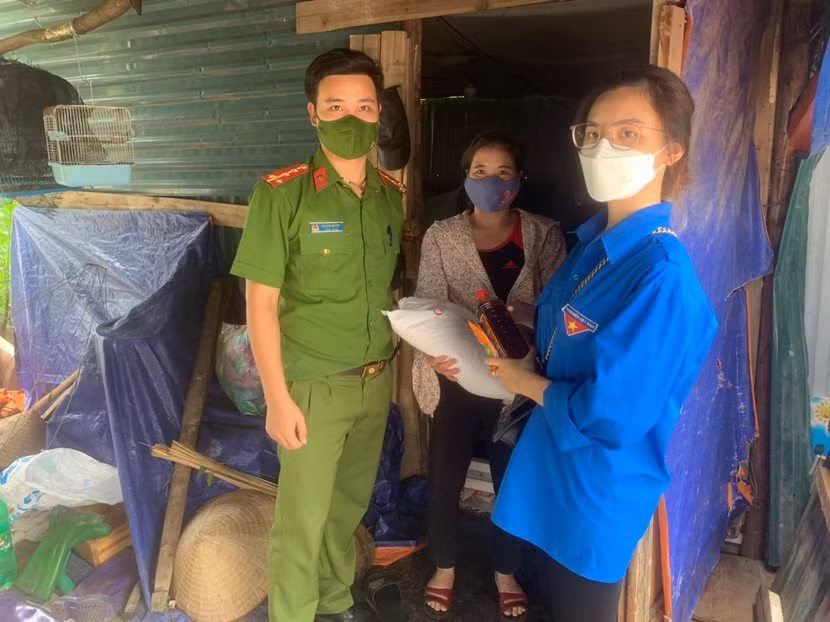 Đại úy Bùi Minh Đại, Bí thư Đoàn thanh niên CAP Mễ Trì tặng quà một người có hoàn cảnh khó khăn trong những ngày giãn cách xã hội Đại úy Bùi Minh Đại, Bí thư Đoàn thanh niên CAP Mễ Trì tặng quà một người có hoàn cảnh khó khăn trong những ngày giãn cách xã hội