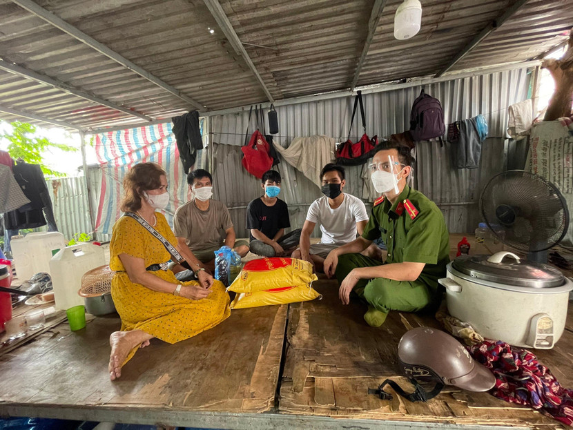 CAP Mễ Trì cùng các nhà hảo tâm tặng quà một nhóm công nhân xây dựng bị kẹt lại, phải sống trong những lều tạm của công trường