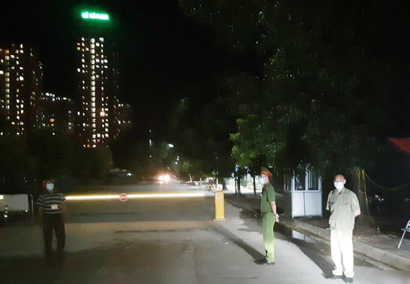 CAP Mễ Trì gác đêm tại một khu vực bị phong tỏa