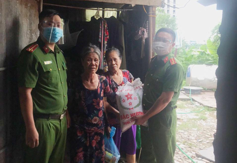 CAP Mễ Trì tặng quà 2 người phụ nữ làm nghề trồng rau sống trong những căn nhà hoang gần ruộng rau