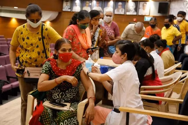 Dù có ngày tiêm tới 8 triệu liều vaccine Covid-19 nhưng hiện Ấn Độ mới tiêm chủng được cho gần 5% dân số