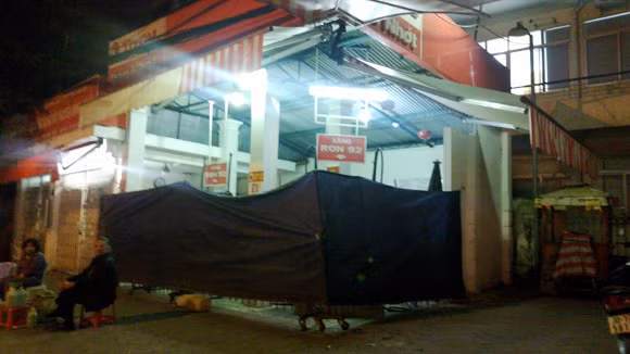 Cây xăng đóng cửa sớm ảnh 1