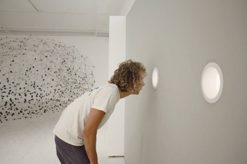 Việc chạy theo công nghệ mà không hiểu và không có những đánh giá đúng mức sẽ chẳng khác nào “đẽo cày giữa đường” (Ảnh: Tác phẩm “Hộp bí mật” tại VCCA - nơi khán giả có thể trải nghiệm bằng nhiều giác quan gợi mở những liên tưởng phong phú về thế giới xung quanh)