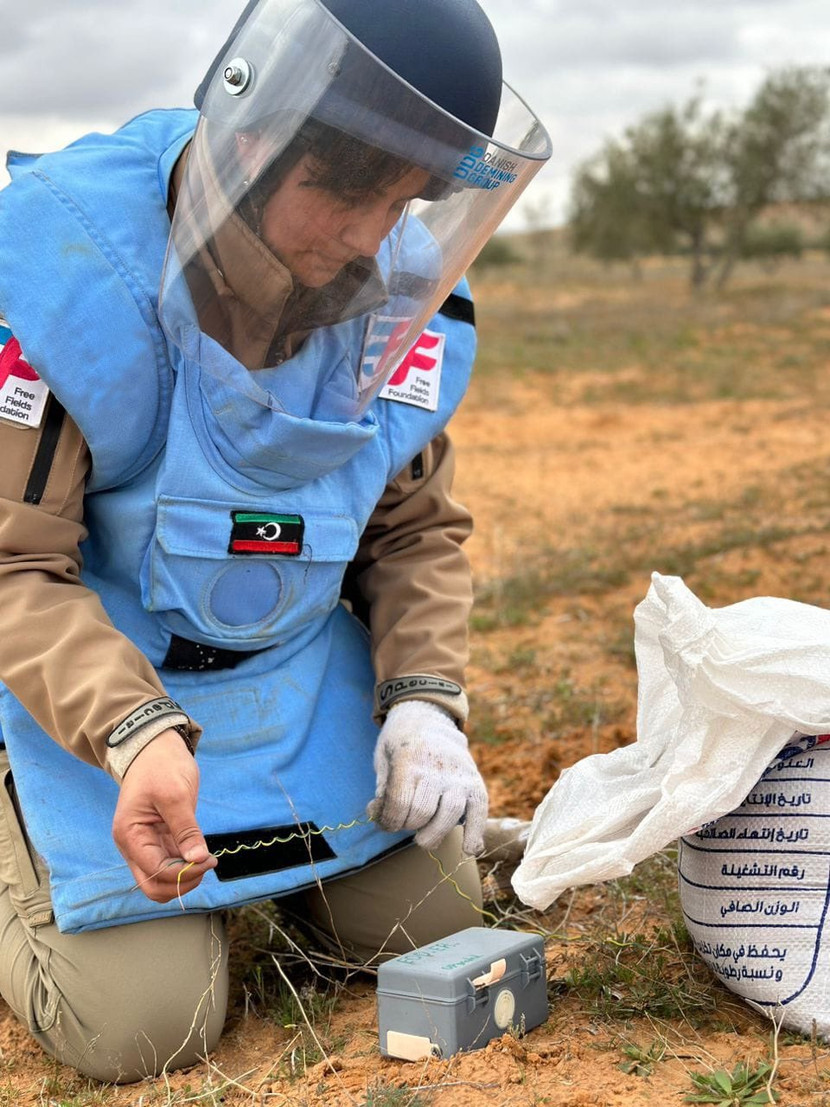 Nhóm nữ rà phá bom mìn đầu tiên của Libya được đào tạo từ tháng 11-2021 đến tháng 1-2022