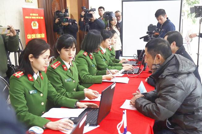 Công an Hà Nội làm thủ tục cấp Căn cước công dân gắn chip điện tử phục vụ nhân dân