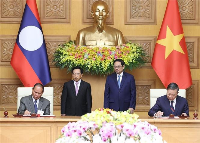 Thủ tướng Chính phủ Phạm Minh Chính và Thủ tướng Chính phủ Lào Phankham Viphavanh chứng kiến Lễ ký kết văn kiện hợp tác giữa Bộ Công an hai nước