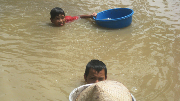 Lặn ngụp mưu sinh ảnh 2 Lặn ngụp mưu sinh ảnh 2