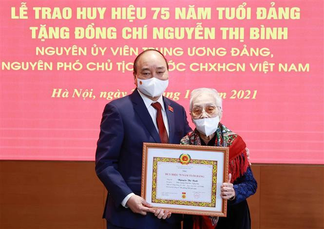 Chủ tịch nước Nguyễn Xuân Phúc trao huy hiệu 75 năm tuổi Đảng tặng đồng chí Nguyễn Thị Bình, nguyên Phó Chủ tịch nước